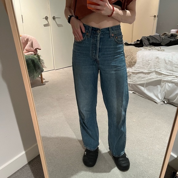 Levi’s Ribcage Jeans in Medium Wash - Picture 2 of 8